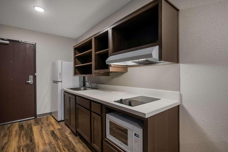 Queen Suite with Roll-In Shower - Disability Access/Non Smoking image 4