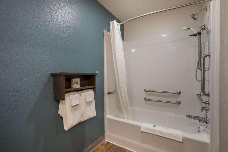 Queen Suite with Tub - Disability Access/Non Smoking image 4