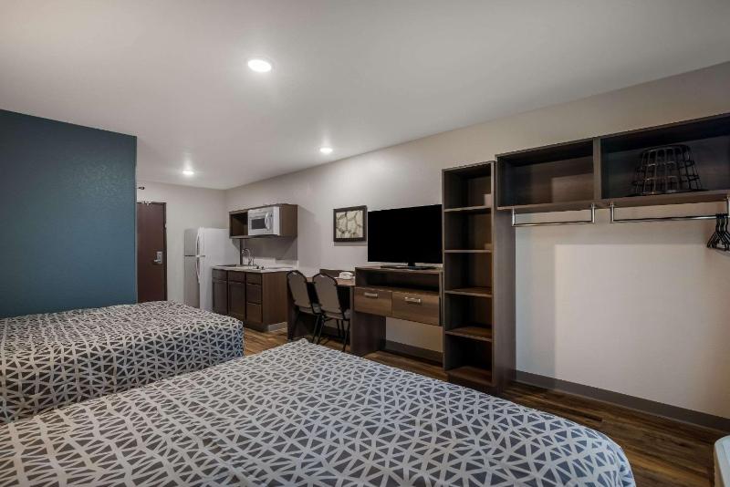 Queen Suite with Two Queen Beds and Tub - Disability Access/Non Smoking image 4