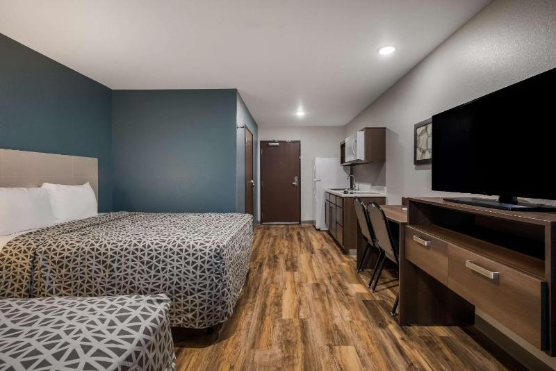 Queen Suite with Two Queen Beds and Tub - Disability Access/Non Smoking image 3
