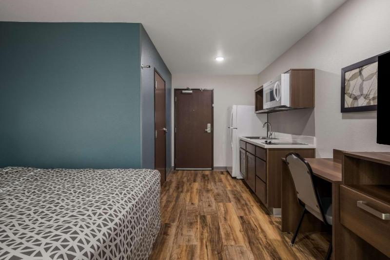 King Suite with Tub - Disability Access/Non Smoking image 3