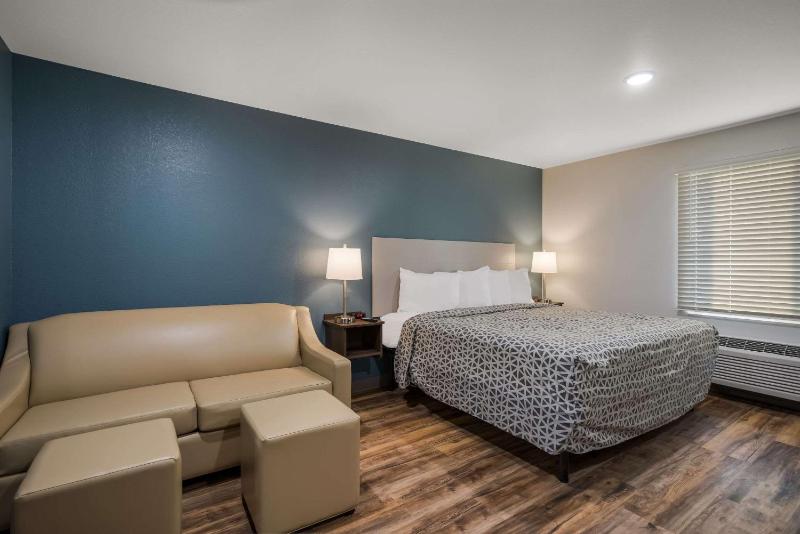 King Suite with Sofa Bed - Non Smoking image 4