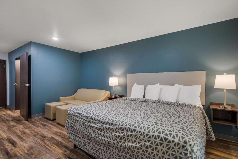 King Suite with Sofa Bed - Non Smoking image 3