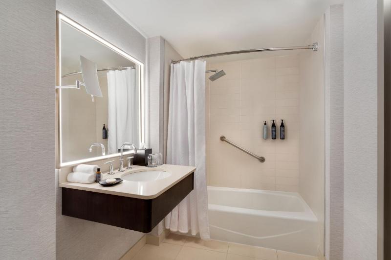 Traditional, Guest room, 1 King image 3