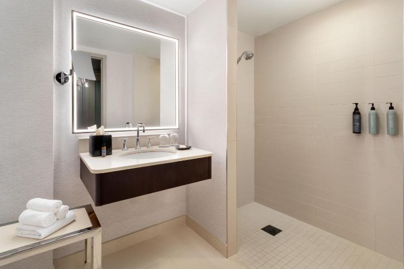 Traditional, Guest room, 1 King image 2