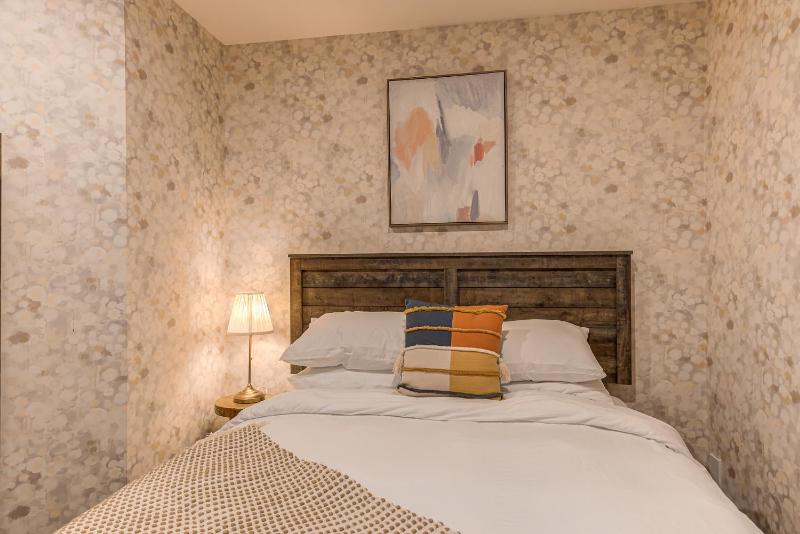 North House - Two bedroom Escape in the Heart of Old Quebec - image 6