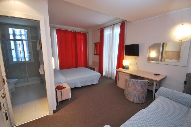 Superior Double Room with Balcony image 4