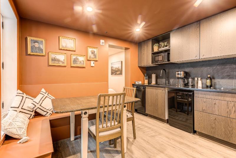 North House - Quebec City 2 Bedroom Treasure - image 7