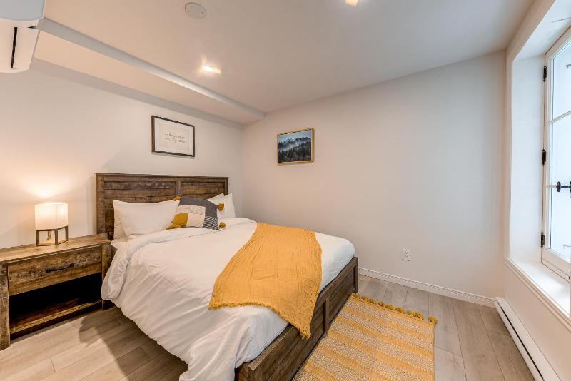 North House - Quebec City 2 Bedroom Treasure - image 9