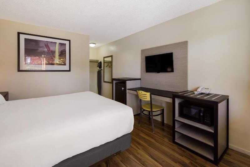 Standard Queen Room with Roll-In Shower - Disability Access Non-Smoking image 3