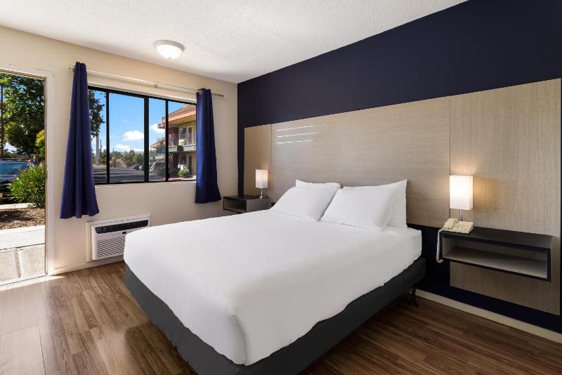 Standard Queen Room with Roll-In Shower - Disability Access Non-Smoking image 2