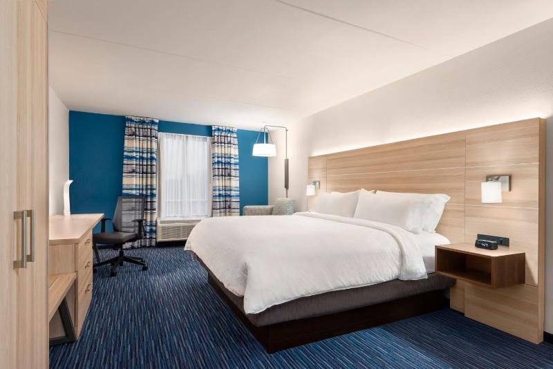 Standard King Room image 4
