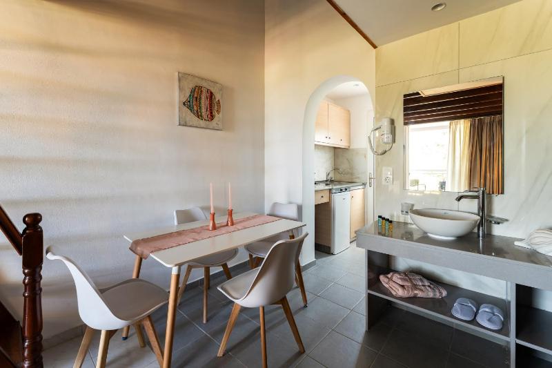 Two Bedroom Apartment (4 Adults) - Split Level image 1
