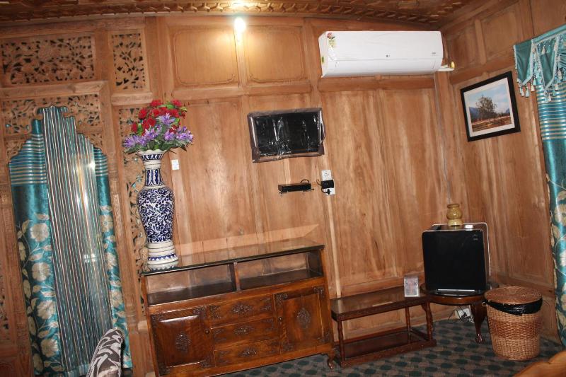 Swan Heritage Houseboats - image 3