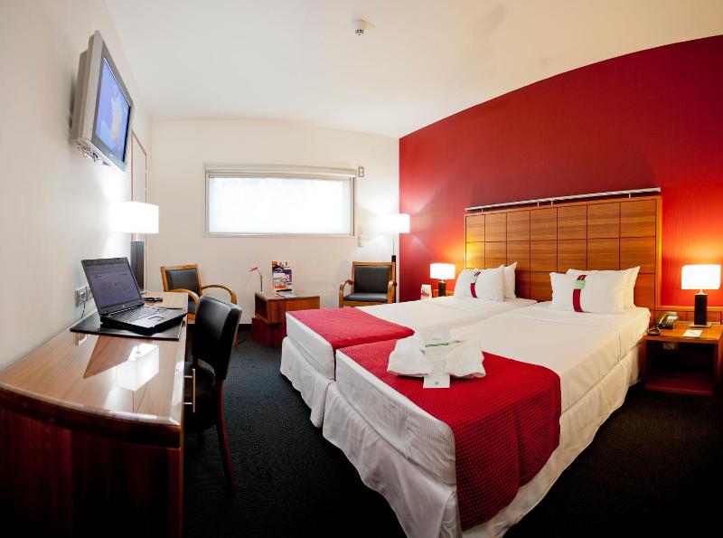 Standard Twin Room image 4