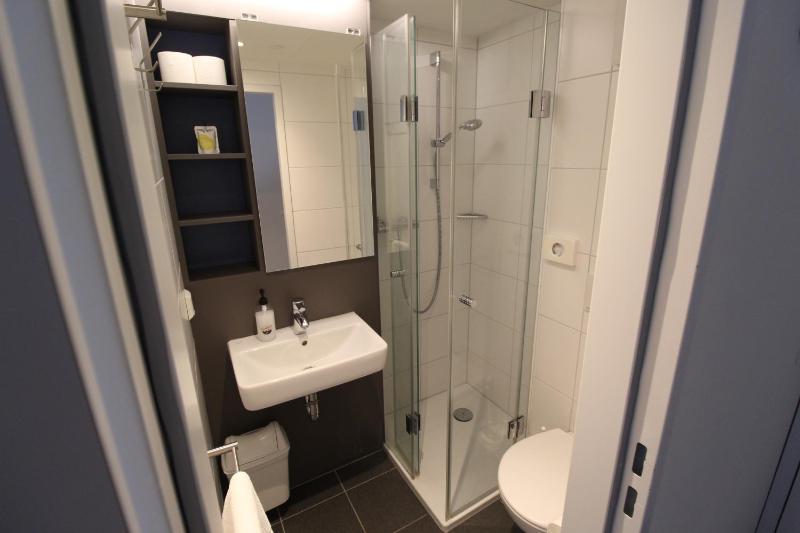 Single Room with Bathroom image 4