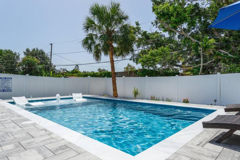 Mova Poolside Escape - image 30