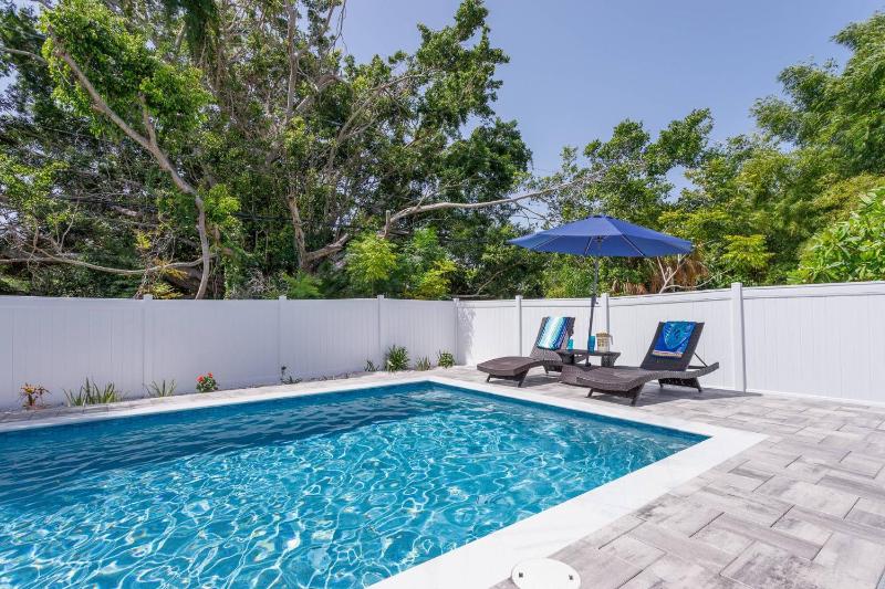 Mova Poolside Escape - image 36