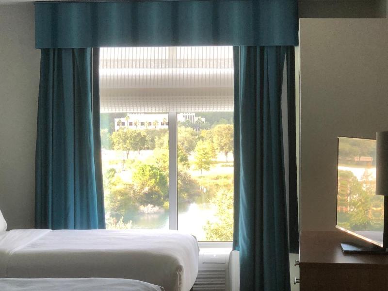 Queen Room with Two Queen Beds with Lakeview image 4