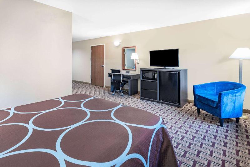King Room with Interior Entrance - Mobility Accessible/Non-Smoking image 4