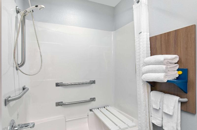 Queen Room with Mobility/Hearing Impaired Access and Tub with Grab Bars, Non-Smoking image 4