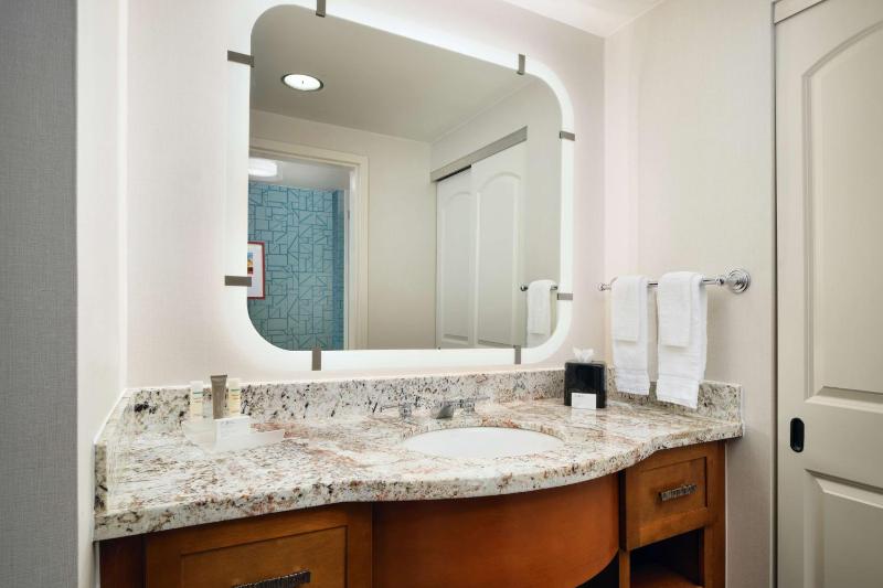 One-Bedroom Queen Suite with Two Queen Beds image 4