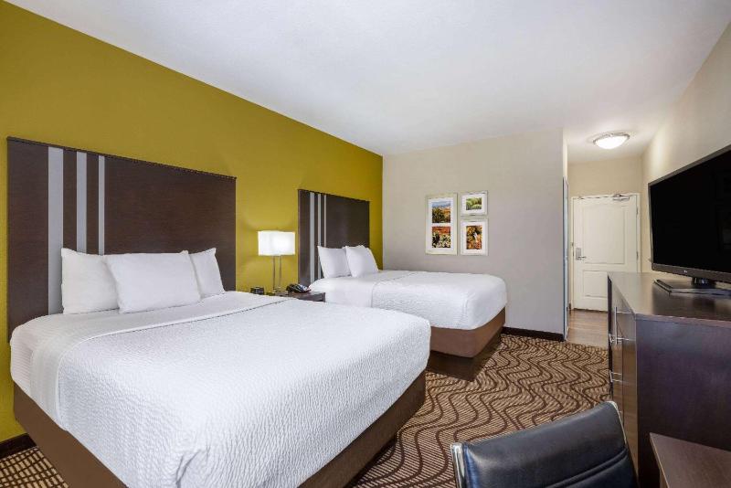 Queen Room with Two Queen Beds - Disability Access image 2