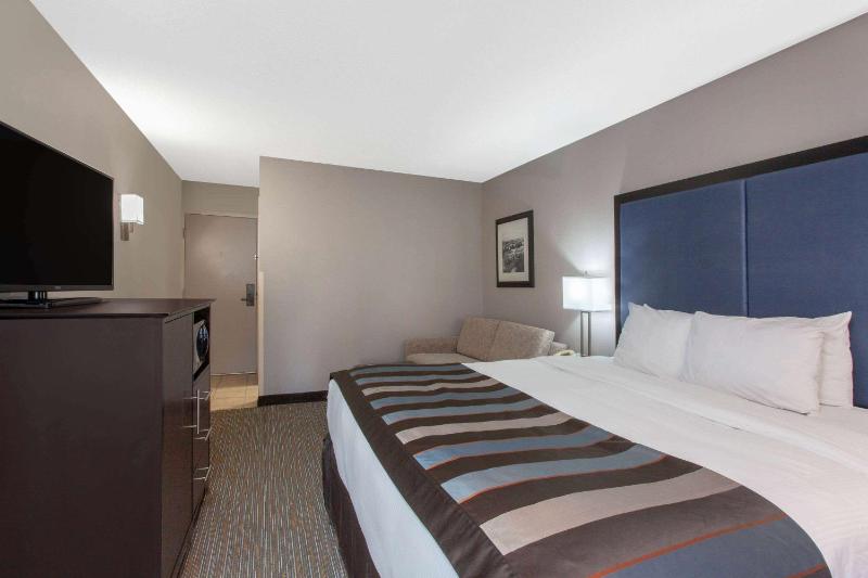 Deluxe King Room - Non-Smoking image 3