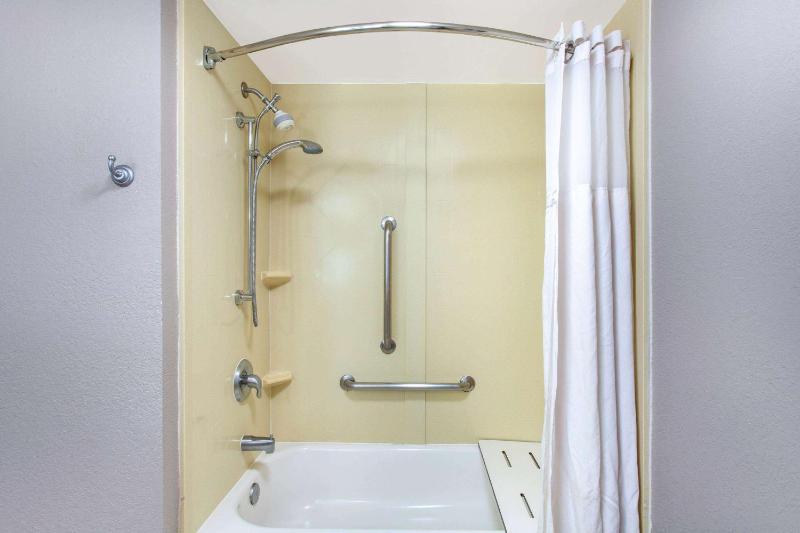 Deluxe Double Room - Mobility Access/Non-Smoking image 1