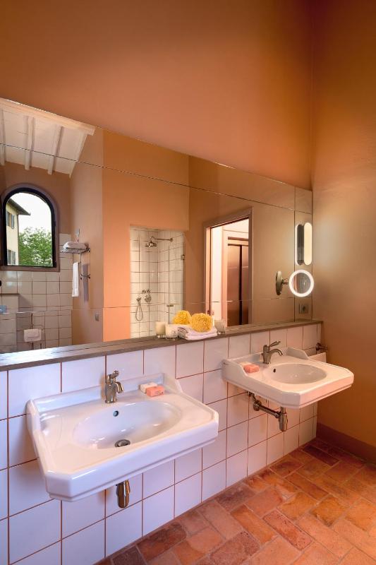 King Room with Garden View image 4