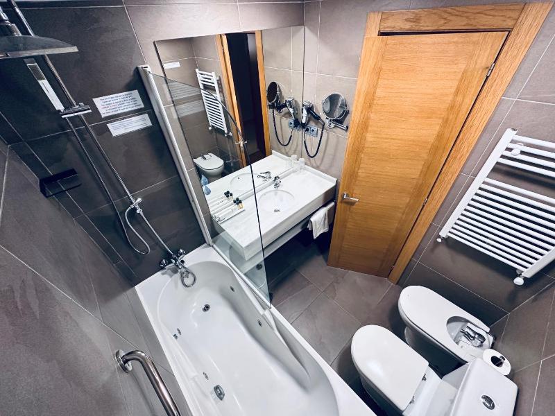 Double or Twin Room with Sea View and Spa Bath image 2