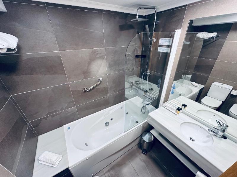 Double or Twin Room with Sea View and Spa Bath image 3