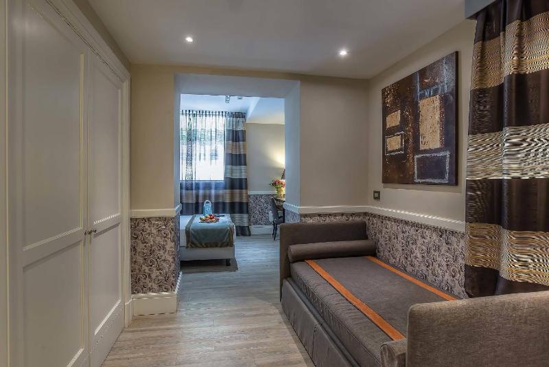 Quadruple Room image 4