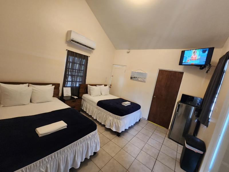 Quadruple Room with Balcony image 4