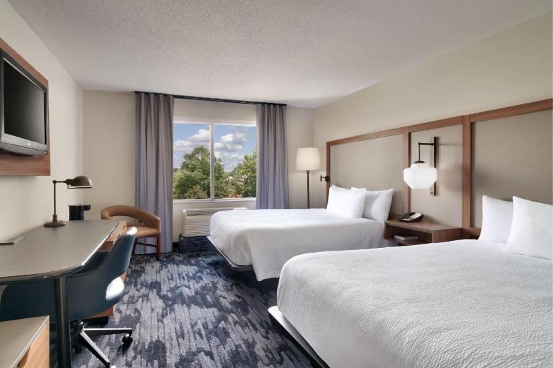 Queen Room with Two Queen Beds - Hearing Accessible image 4