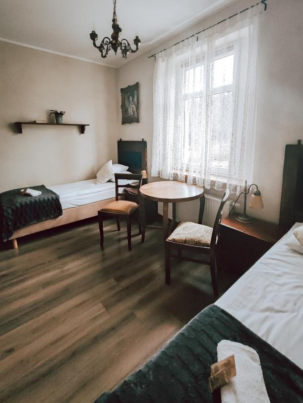 Twin Room with Private Bathroom image 4