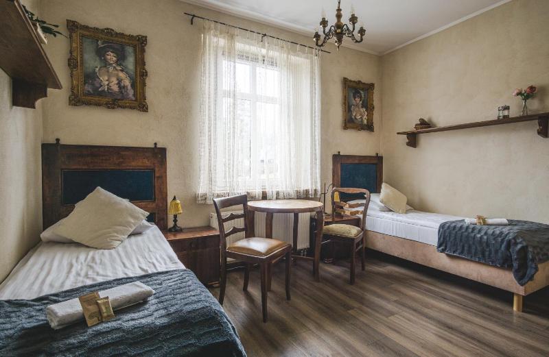 Twin Room with Private Bathroom image 1