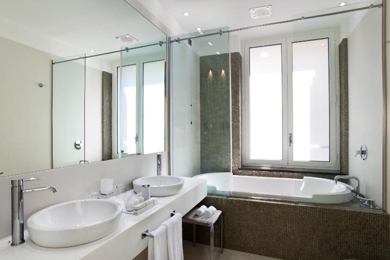 King Suite with Spa Access  image 4