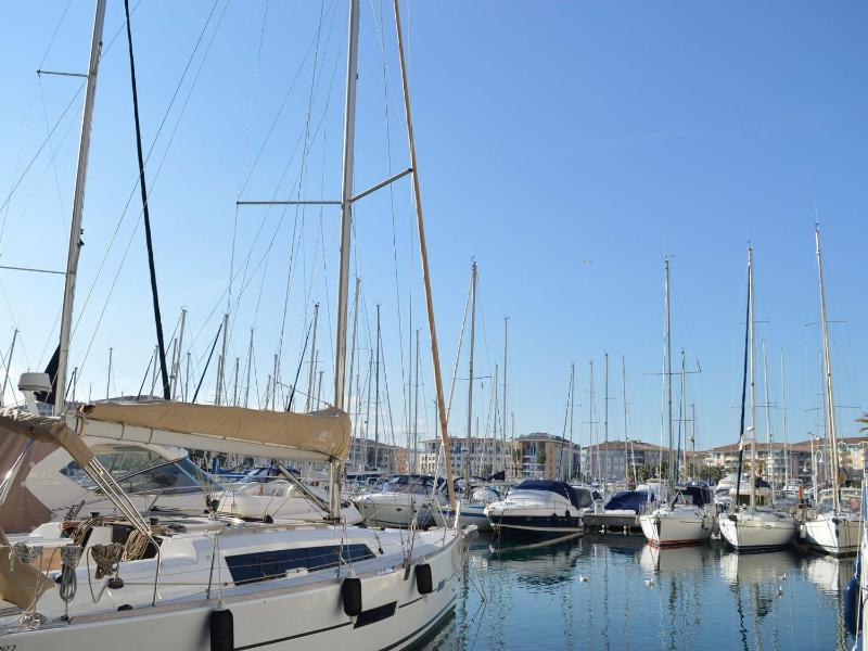 Studio Cabine 4 Pers avec Aperçu Mer Proche Plage Terrasse Parking Privé et Clim à Fréjus - FR-1-226A-158 - image 3