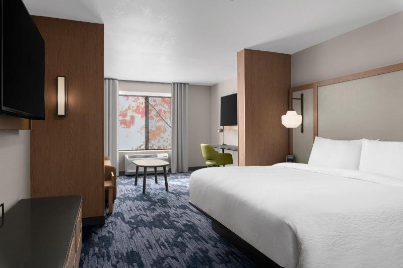 Executive King Suite with Sofa Bed image 1