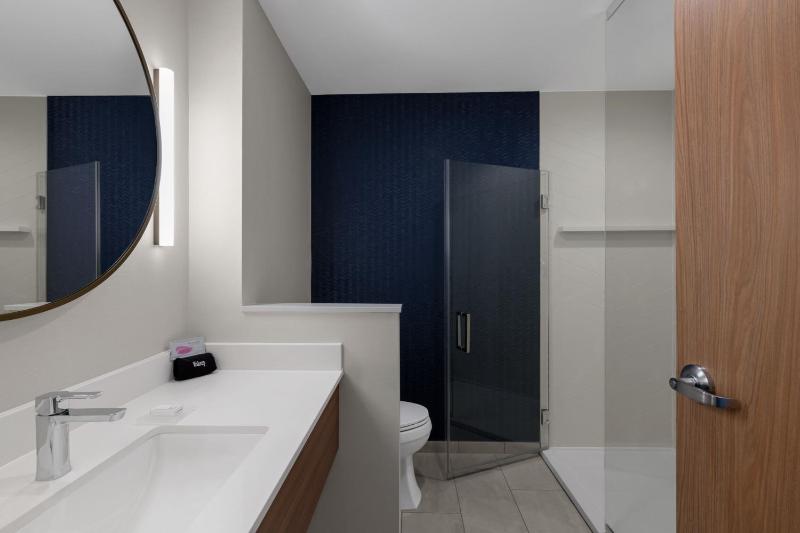 Standard King Room image 3