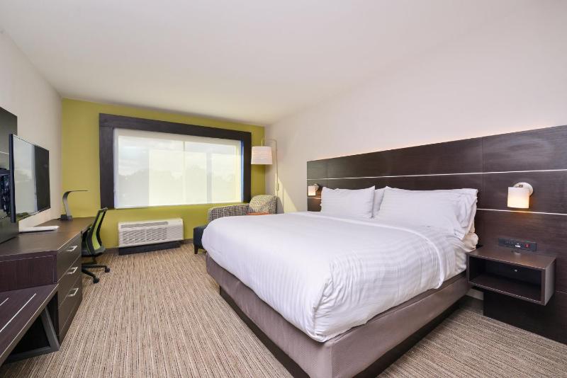 Standard King Room image 3