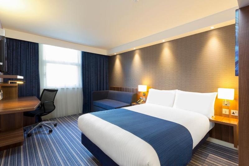 Standard Double Room with Single Sofa Bed and Free Hot Breakfast image 2