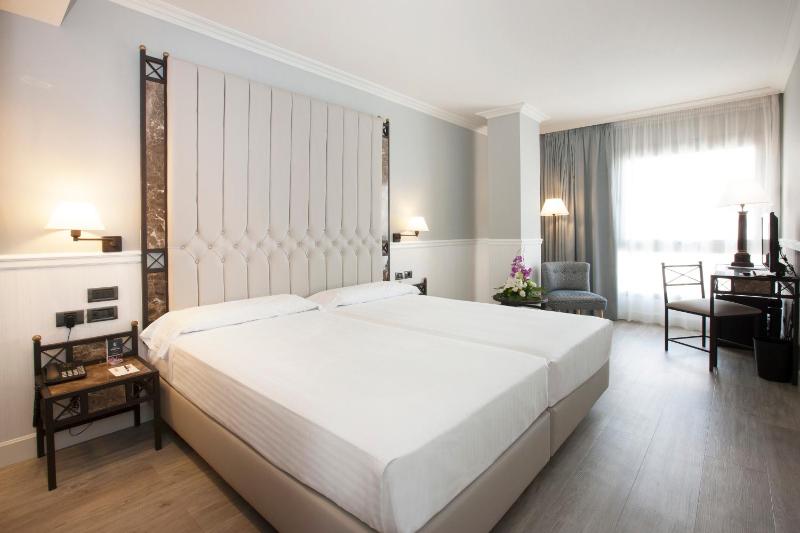 Standard Quadruple Room image 4