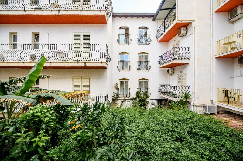 Double Room with Garden View image 1