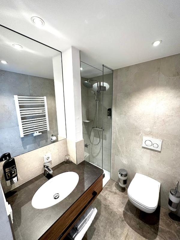 Deluxe Single Room with Balcony image 3