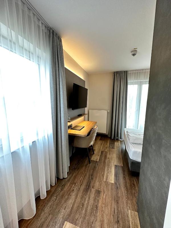 Deluxe Single Room with Balcony image 2