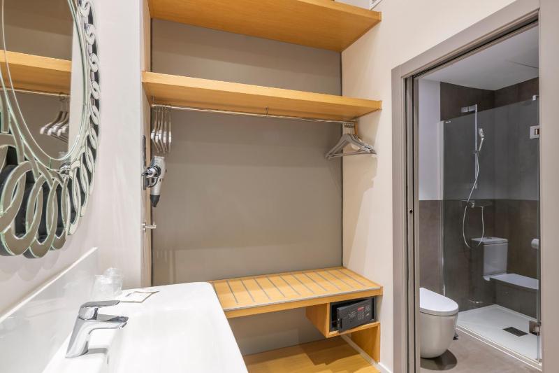 Basic Double Room image 4