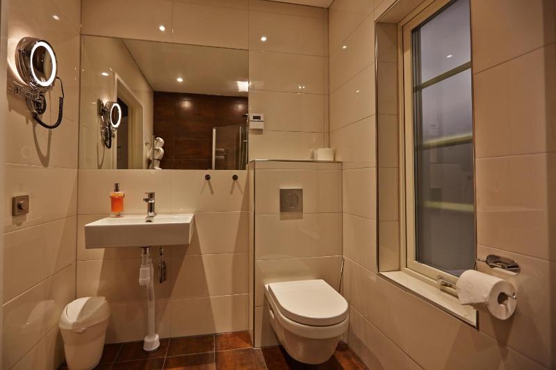 Deluxe Twin Room with Private Bathroom image 4