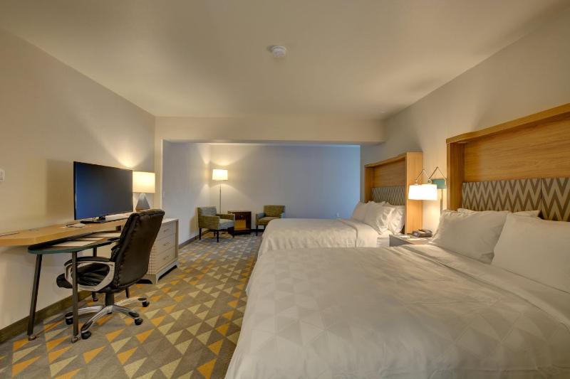 Standard Queen Room with Two Queen Beds image 4